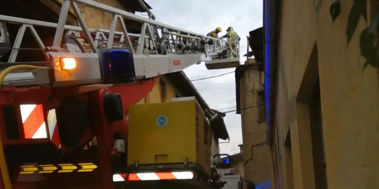 Els Bombers apaguen una xemeneia a Castellciutat