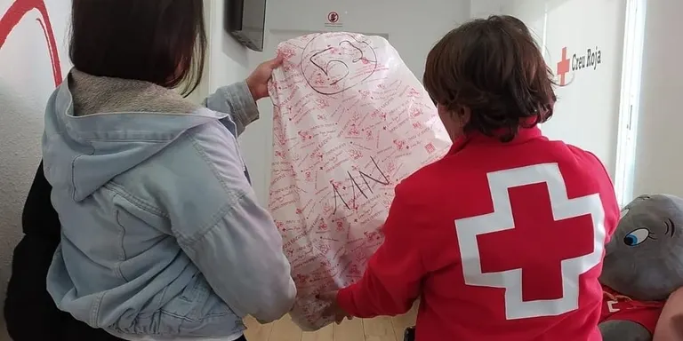 Creu Roja donant un cop de mà als Reis a prop de 530 infants del Maresme