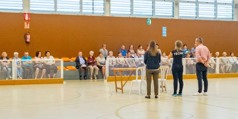 Es presenta el curs de gimnàstica per a gent gran al pavelló poliesportiu