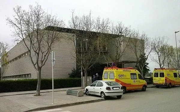 Una vuitantena de persones es concentren a les portes del CAP Torredembarra per exigir millores en el servei