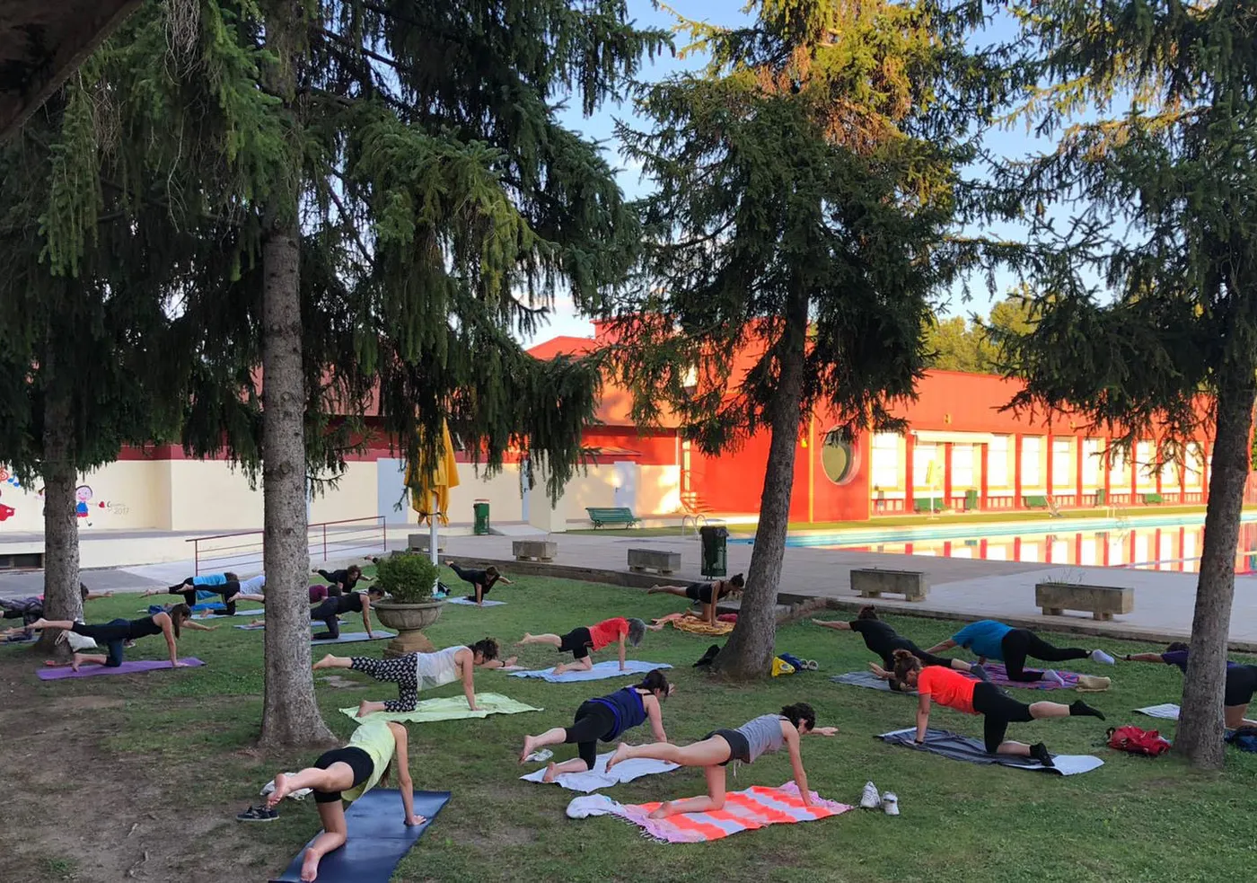 Les piscines municipals de Solsona recuperen el ioga a la fresca amb bany nocturn