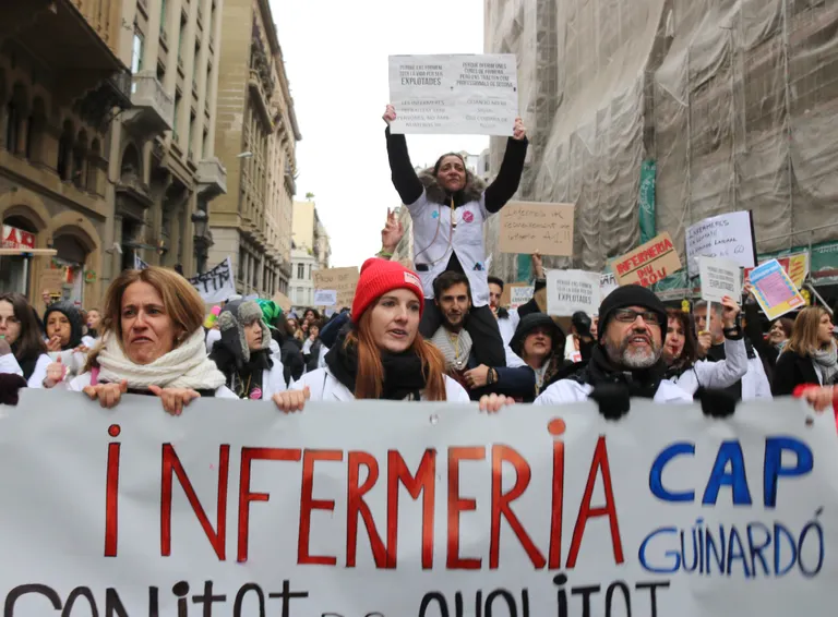 Un miler de sanitaris es manifesten a Barcelona en la primera jornada d'una setmana de mobilitzacions