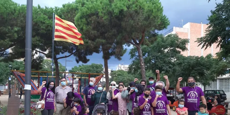 Una representació de Grup Municipal ERC-Junts per Pineda dóna suport a una acció de 'Papers per a tothom»