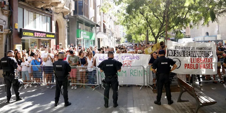 Crits contra la monarquia per rebutjar la presència de la reina Letizia en un acte contra el càncer a Lleida