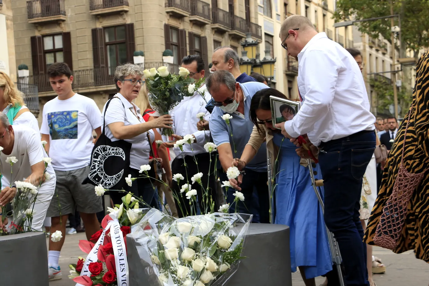 La família del nen australià que va morir en els atemptats del 17-A i altres familiars dipositen els clavells blancs en record de les víctimes, en la commemoració dels cinc anys, al memorial pla de l'Ós de la Rambla.