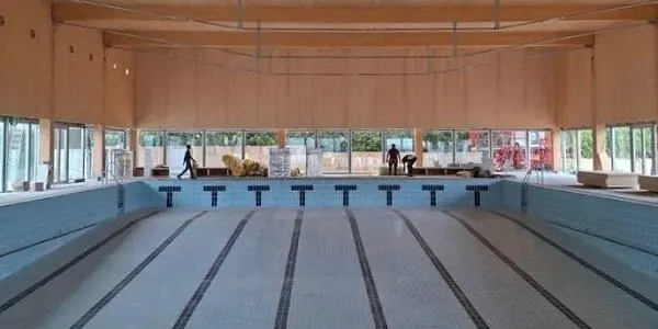 La piscina coberta de Torredembarra torna a retardar la seva obertura, ara fins després de l'estiu