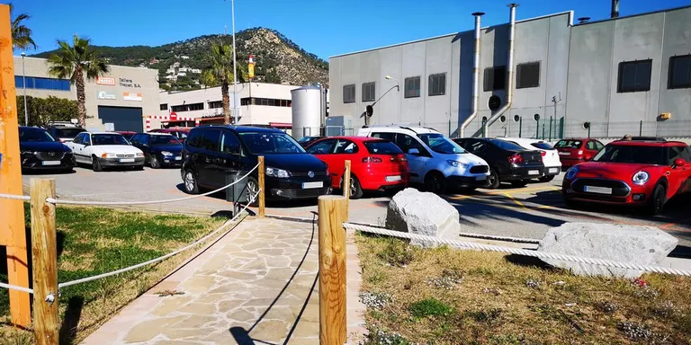 Ha entrat en funcionament la zona taronja al pàrquing del polígon industrial que hi ha al costat de la benzinera
