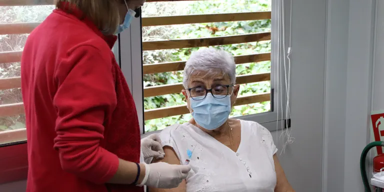 Comença simultàniament la vacunació contra la grip i la quarta dosi de la covid-19 als majors de 60 anys