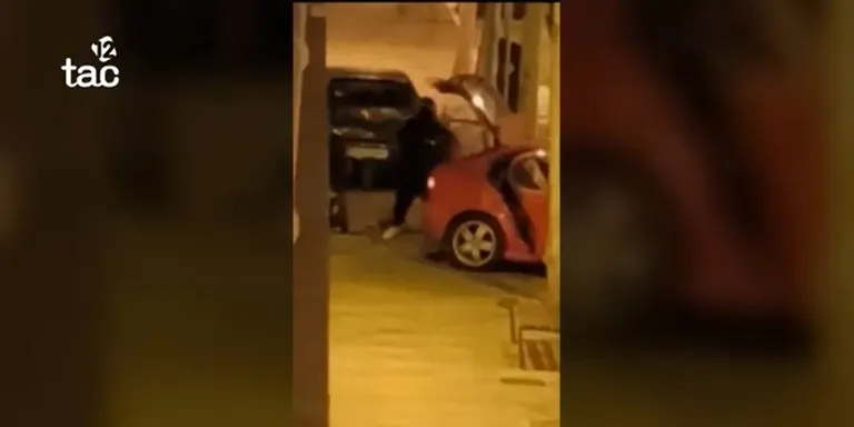 Roben en una botiga del passeig de la Sort