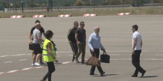 Elton John i un grup de periodistes especialitzats aterren a l'Aeroport Andorra-la Seu en la primera jornada comercial