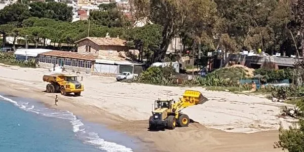 Comencen els treballs de reposició de la sorra a la platja d’Altafulla