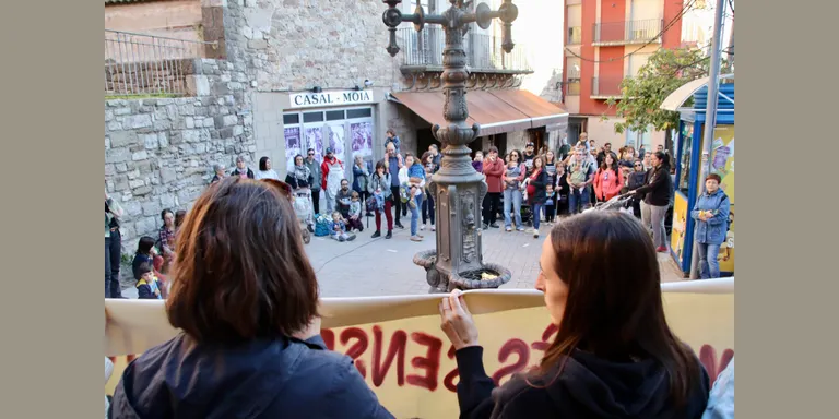 Un centenar de persones es manifesta a Moià per exigir una "solució immediata" a la manca de pediatre al CAP