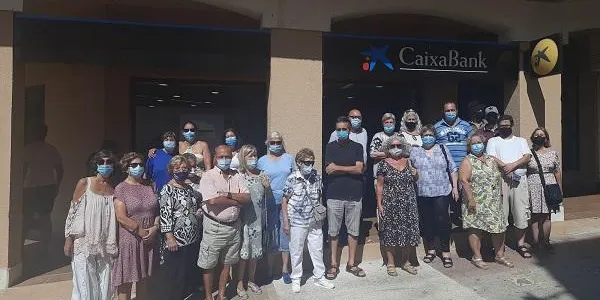 Una vintena de persones protesten a Creixell pel tancament de l’oficina de Caixabank duran tres setmanes