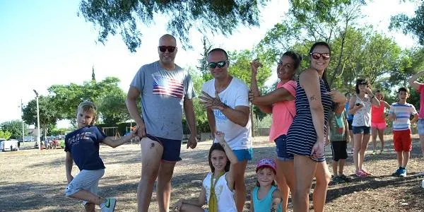 Petits i grans gaudeixen de la Festa Major de Brises del Mar