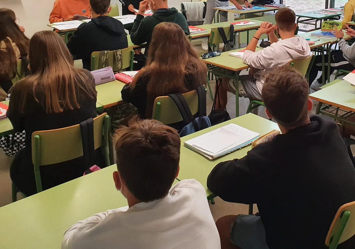 Educació proporcionarà al gener un criteri marc sobre la regulació del mòbil a escoles i instituts