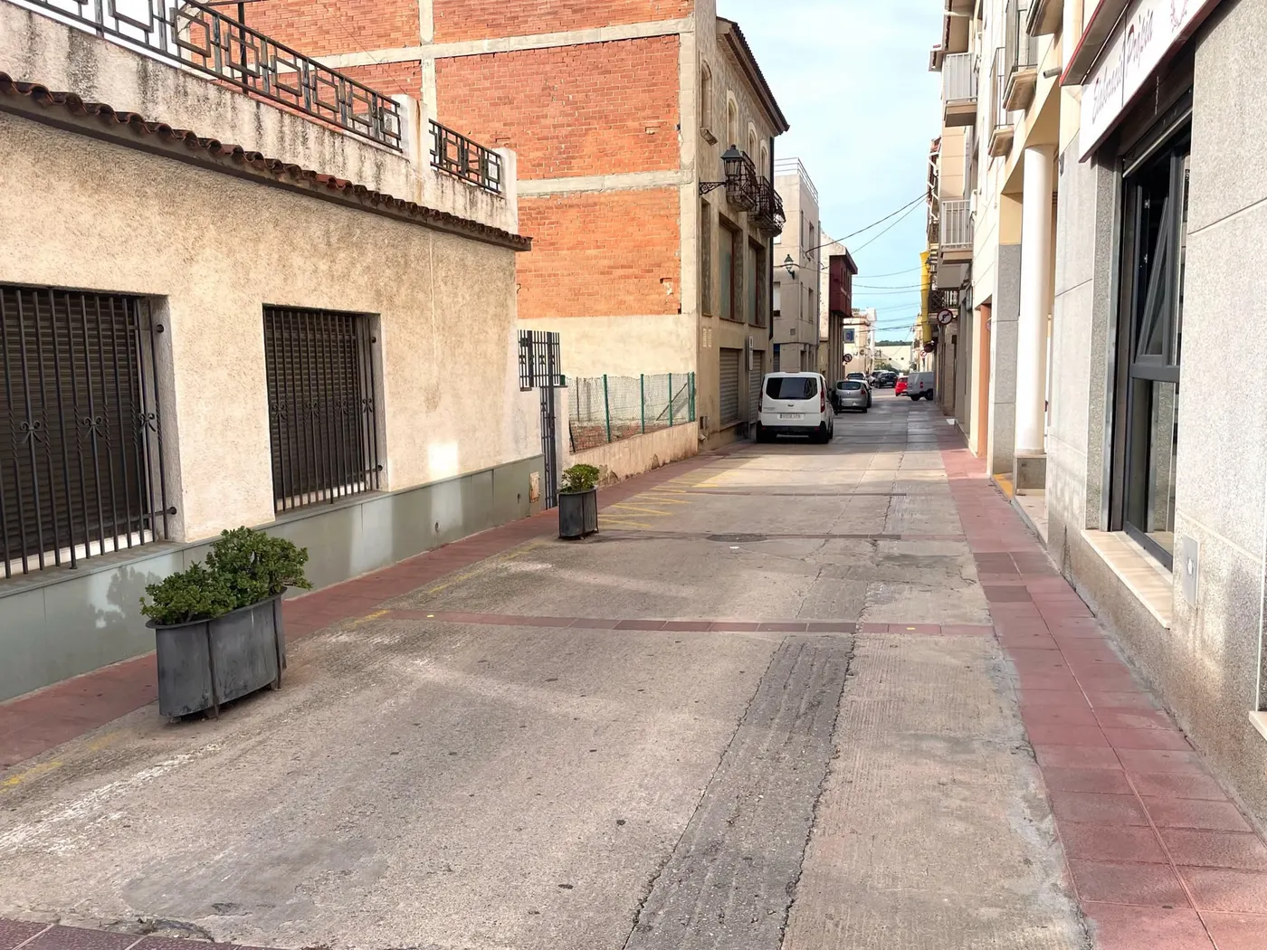 Dilluns començaran els treballs d'instal·lació de pilones al carrer Vendrell de Roda de Berà