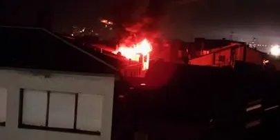 Incendi en un edifici del centre històric de la Seu