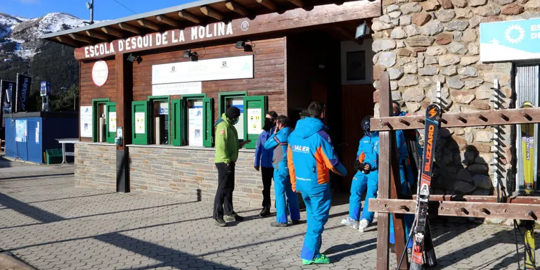 Les escoles d'esquí del Pirineu demanen un pla de rescat pel sector de la neu a la Cerdanya i el Ripollès