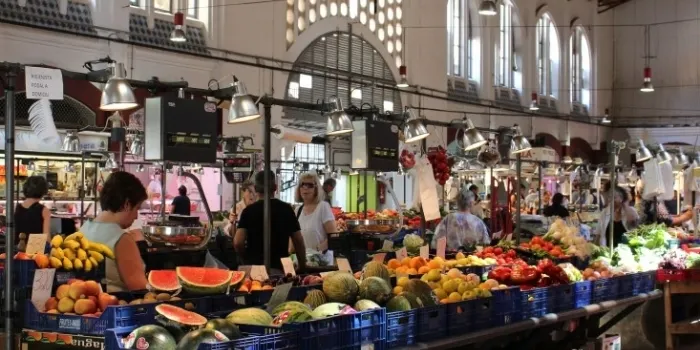 La regidoria de Comerç vol tirar endavant un concurs públic per adjudicar les parades buides de la plaça del mercat