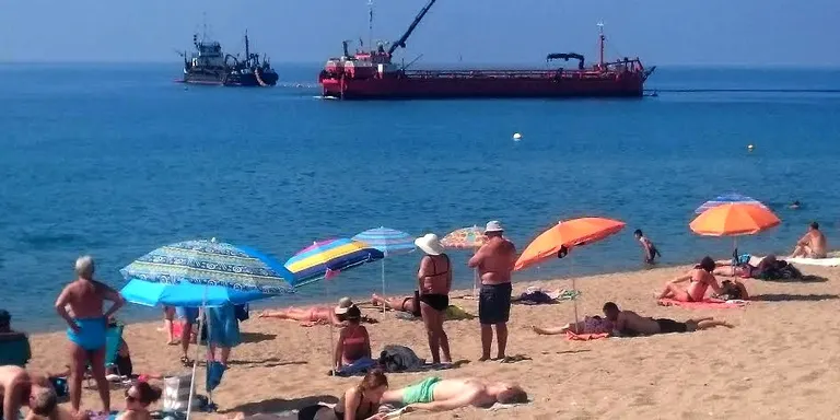 Dos vaixells draga aboquen sorra a la Platja de la Riera de Pineda