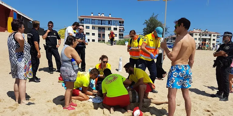 Un home, salvat d'ofegar-se a la platja de la Riera de Pineda