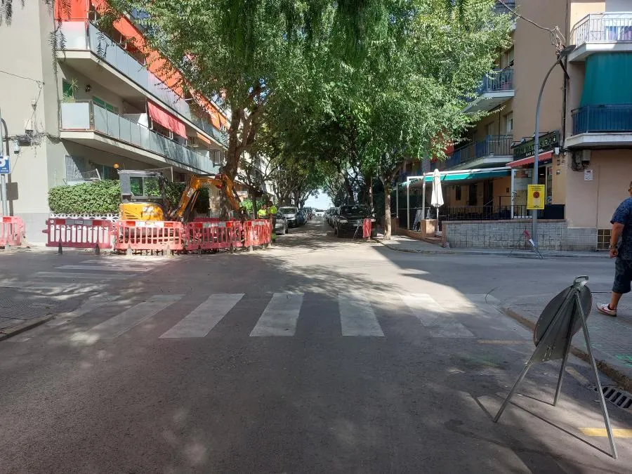 En marxa les obres per arranjar els trams més deteriorats del carrer Sant Oleguer