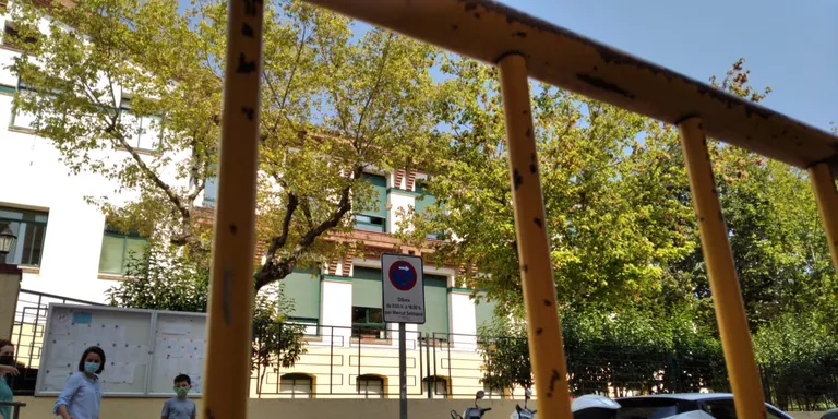 La policia local ha distribuit tanques a les immediacions de l’escola Sant Martí per tal de poder realitzar el tall de carrer i crear una gran illa de vianants a les proximitats de la escola