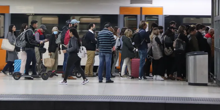 Aglomeracions i retards a Renfe en el primer dia de vaga: "Sempre paguem els mateixos, anava tothom apilonat"