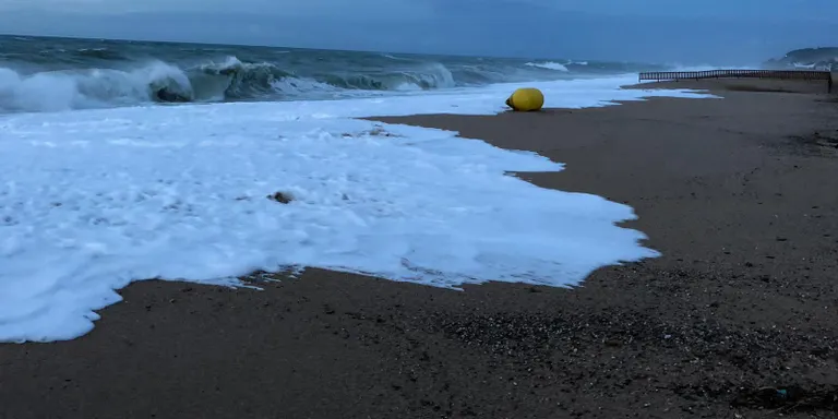 Pluja, vent de tramuntana, mala mar i ambient d'hivern
