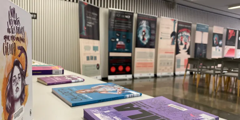 La biblioteca commemora el 8M amb una exposició juvenil per abordar les violències sexuals