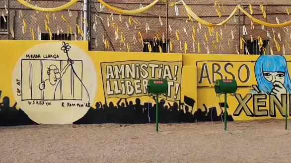 El Grup d'Entitats per la Independència pinta un mural reivindicatiu a la plaça U d'Octubre