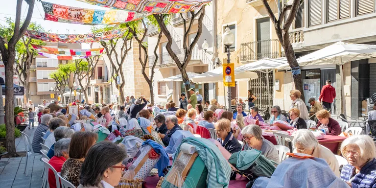 La tradicional trobada de puntaires de Constantí reuneix unes 130 dones al carrer Major