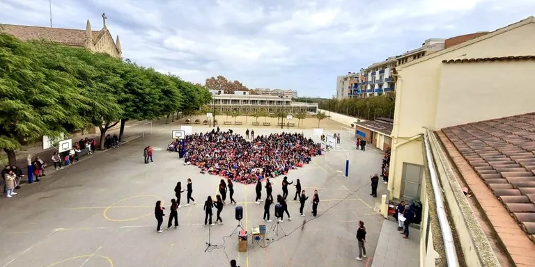 L’alumnat del Col·legi Vidal i Barraquer construeix un cor gegant per bategar amb la Marató