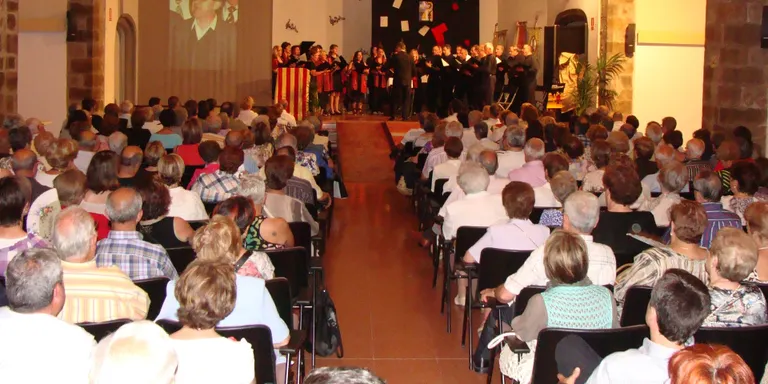 Emotiu i multitudinari homenatge a l'activista cultural Pere Riu