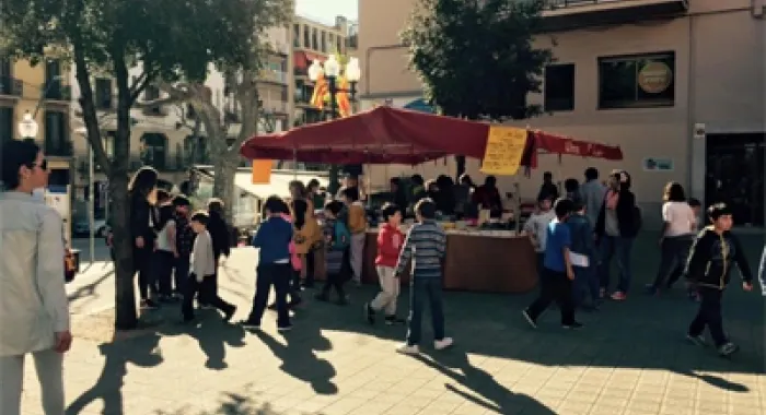 Les parades de roses i llibres omplen la placeta