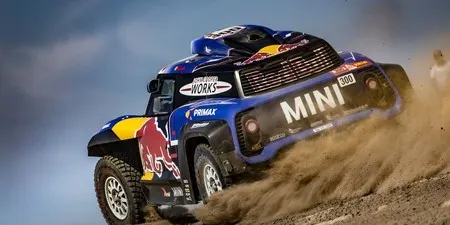 Lucas Cruz i Carlos Sainz a 447 km de guanyar el Rally Dakar