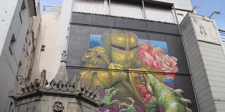 L'il·lustrador Saturno roda el món i torna al Born pintant la façana del Teatre de Blanes