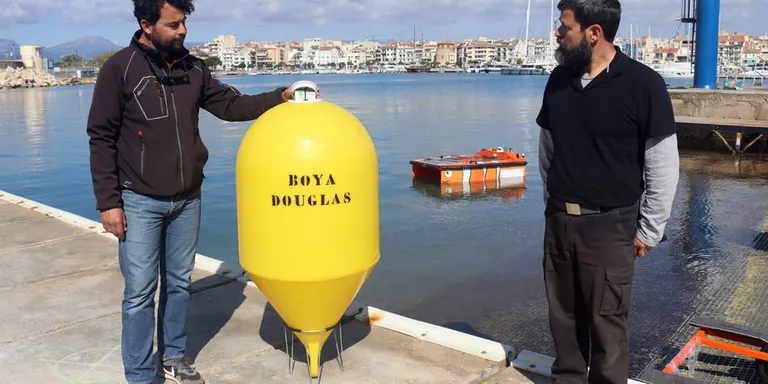 Una empresa de Constantí crea una boia pionera per conèixer l'estat de la mar en temps real
