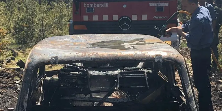 Un incendi calcina un vehicle en una pista forestal de les Valls d'Aguilar
