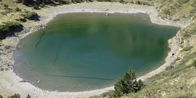 L'estany Closell del Parc Natural de l'Alt Pirineu recupera la transparència natural