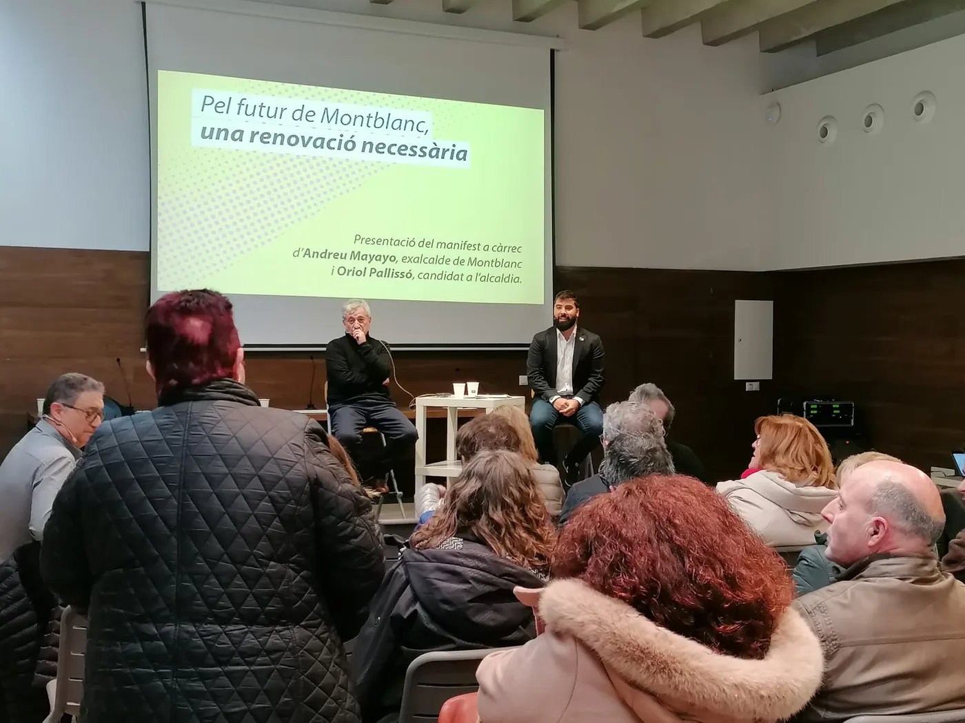 Cinc carpes diferents mostraven informació sobre cadascun dels eixos del procés participatiu