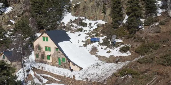 El refugi de la Vallferrera se salva pels pèls d'una gran allau de neu