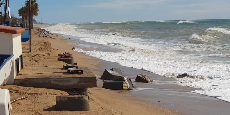 El temporal de mar impacta de ple a la Platja dels Pescadors amb importants afectacions