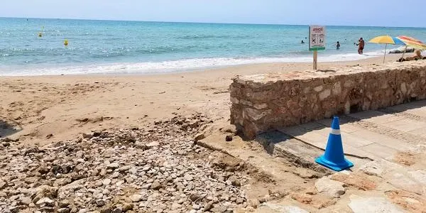La intensa pluja d’aquest dimarts destrossa els accessos a la platja d’Altafulla