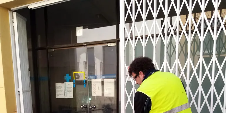La brigada demana que cada veí fregui amb aigua i lleixiu el davant de casa seva per ajudar a desinfectar la via pública