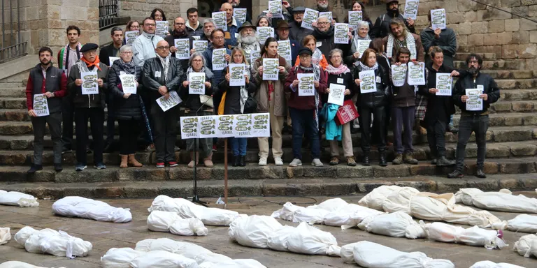 Entitats col·loquen 400 mortalles a la plaça del Rei de Barcelona per demanar que s'aturi el comerç d'armes amb Israel