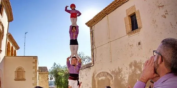 Els Castellers d’Altafulla recuperen el pilar caminant per les escales