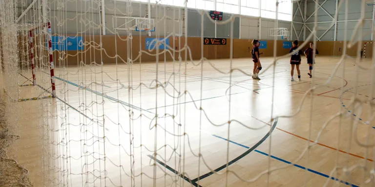 A l'esport cobert no professional s'haurà d'entrenar amb mascareta