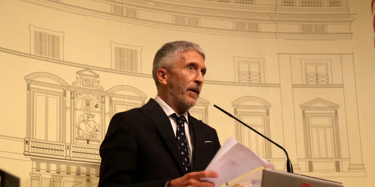 Marlaska diu que Interior investigarà les "amenaces" a la família de Canet de Mar que ha forçat el 25% en castellà