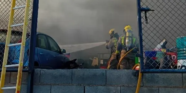 Un incendi al polígon industrial de Roda de Berà calcina quatre cotxes i material divers